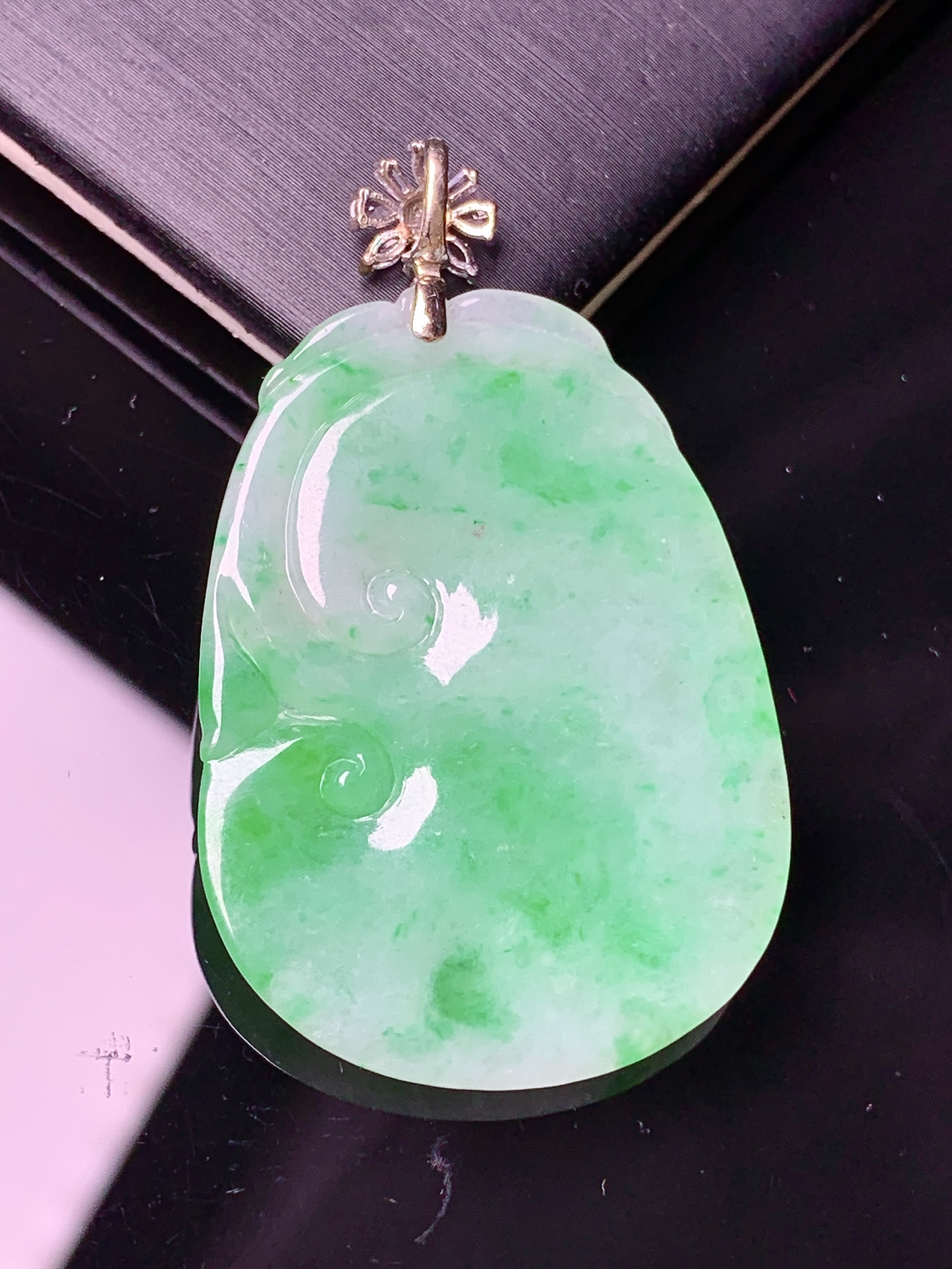 18k金钻镶嵌飘绿如意吊坠 玉质细腻 色泽艳丽清新 水润亮眼 整体尺寸45*27*3.5*2x