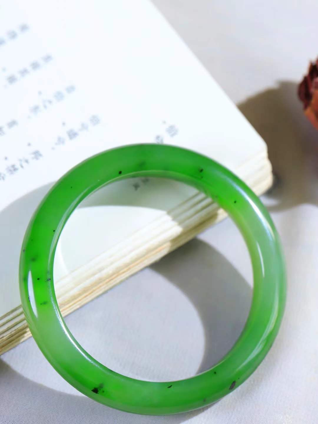 （碧色荡漾.手镯）

精品和田玉碧玉手镯，灼灼其华想像靓妆淡伫 ，腕间绿意跳脱冰壶莹，坐间静对，姑射仙姿潇洒处，艳冶最奇料子油润滋腻镯型饱满，手感上佳。重55.6克   内径59mm尺寸11.4-9.2mm  24372013T