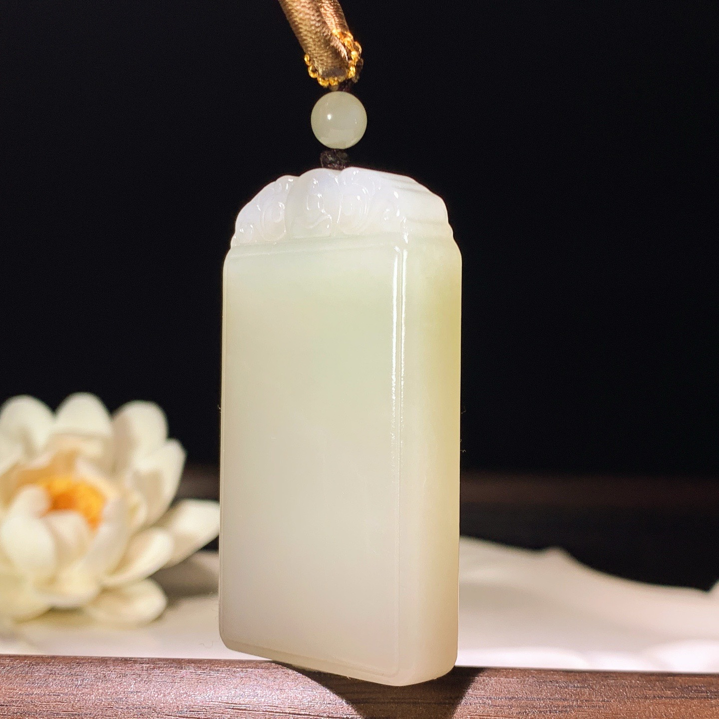 和田玉青海翠翠青平安无事牌挂件 尺寸64/28/11重48克。玉质细腻油润。手推出油。佩戴高端典雅。lt260321