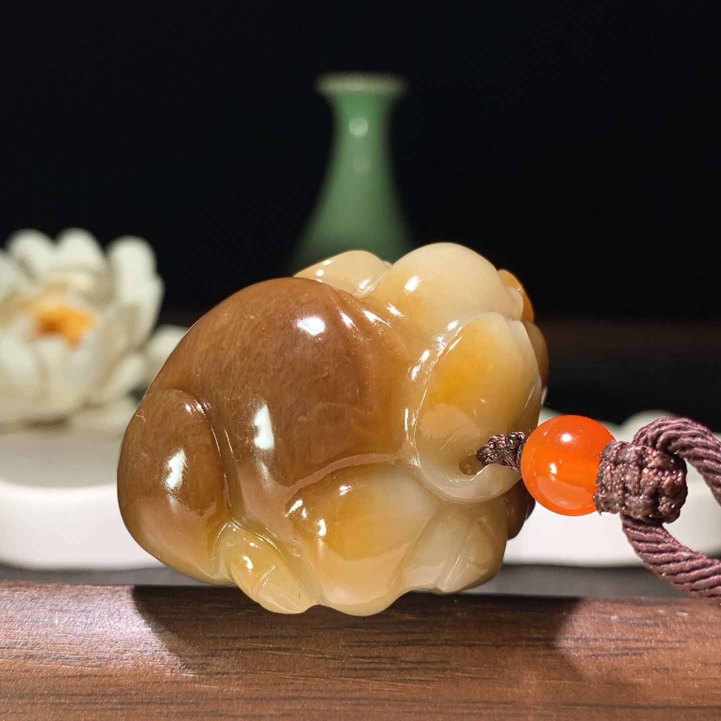 新疆和田玉且末糖福猪挂件 尺寸50/37/32重77.5克。玉质细腻油润。手推出油。佩戴高端典雅。lt260321