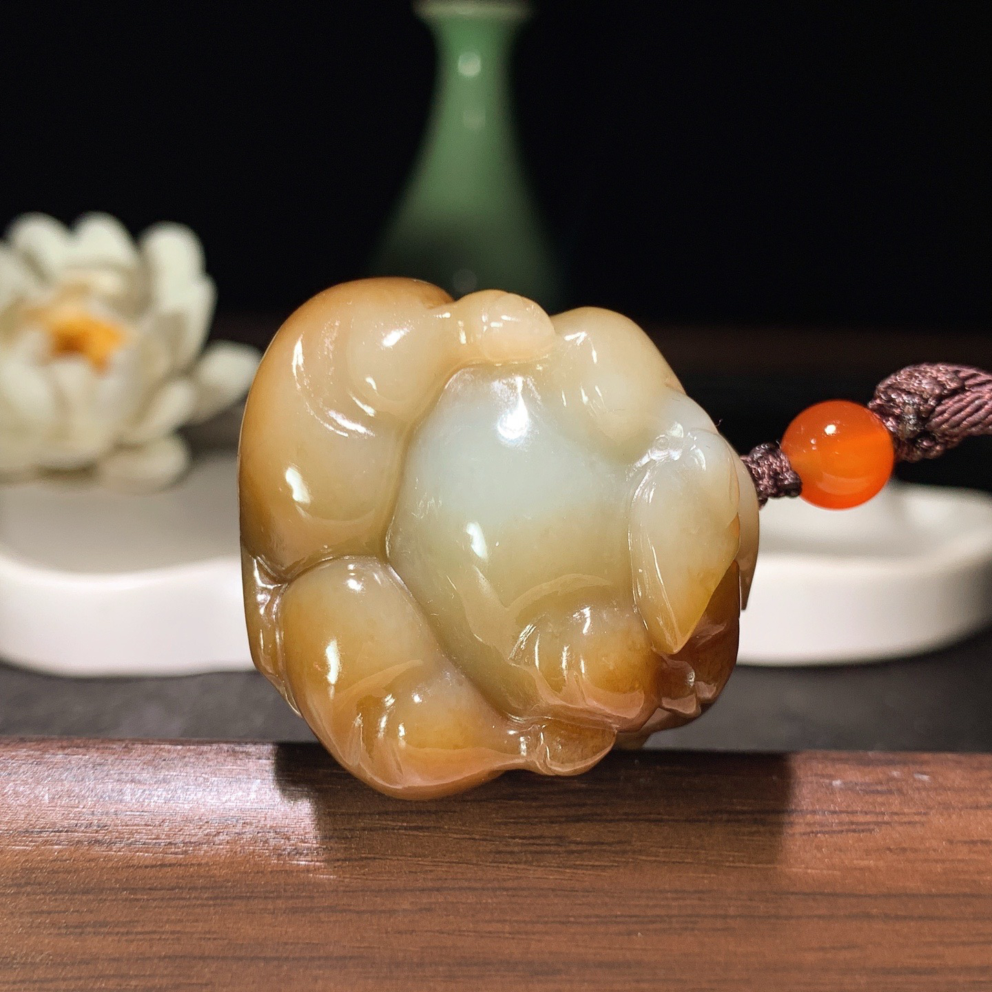 新疆和田玉且末糖福猪挂件 尺寸50/37/32重77.5克。玉质细腻油润。手推出油。佩戴高端典雅。lt260321