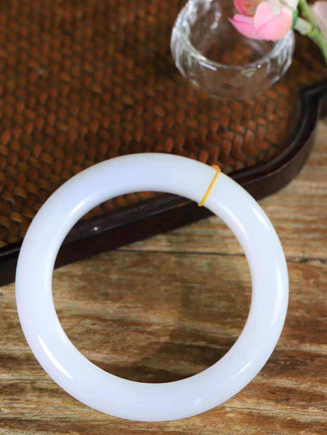 （温柔雅致.手镯）

精品️和田玉白玉手镯。镯型饱满，温润细腻，脂润沁香。️执一卷书，沏一盏