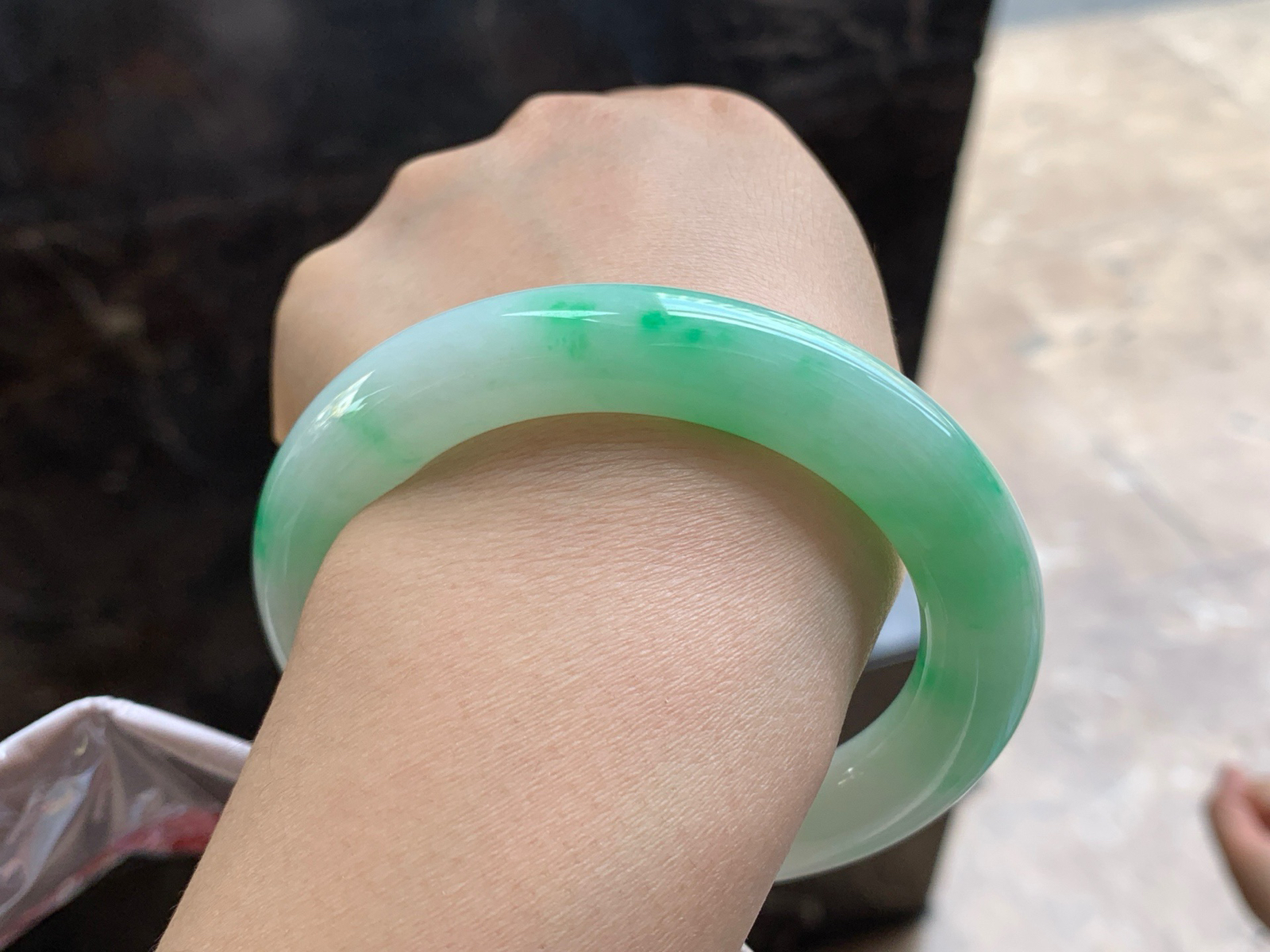 56.5-11.8

阳绿色圆条手镯^_^色阳 细腻