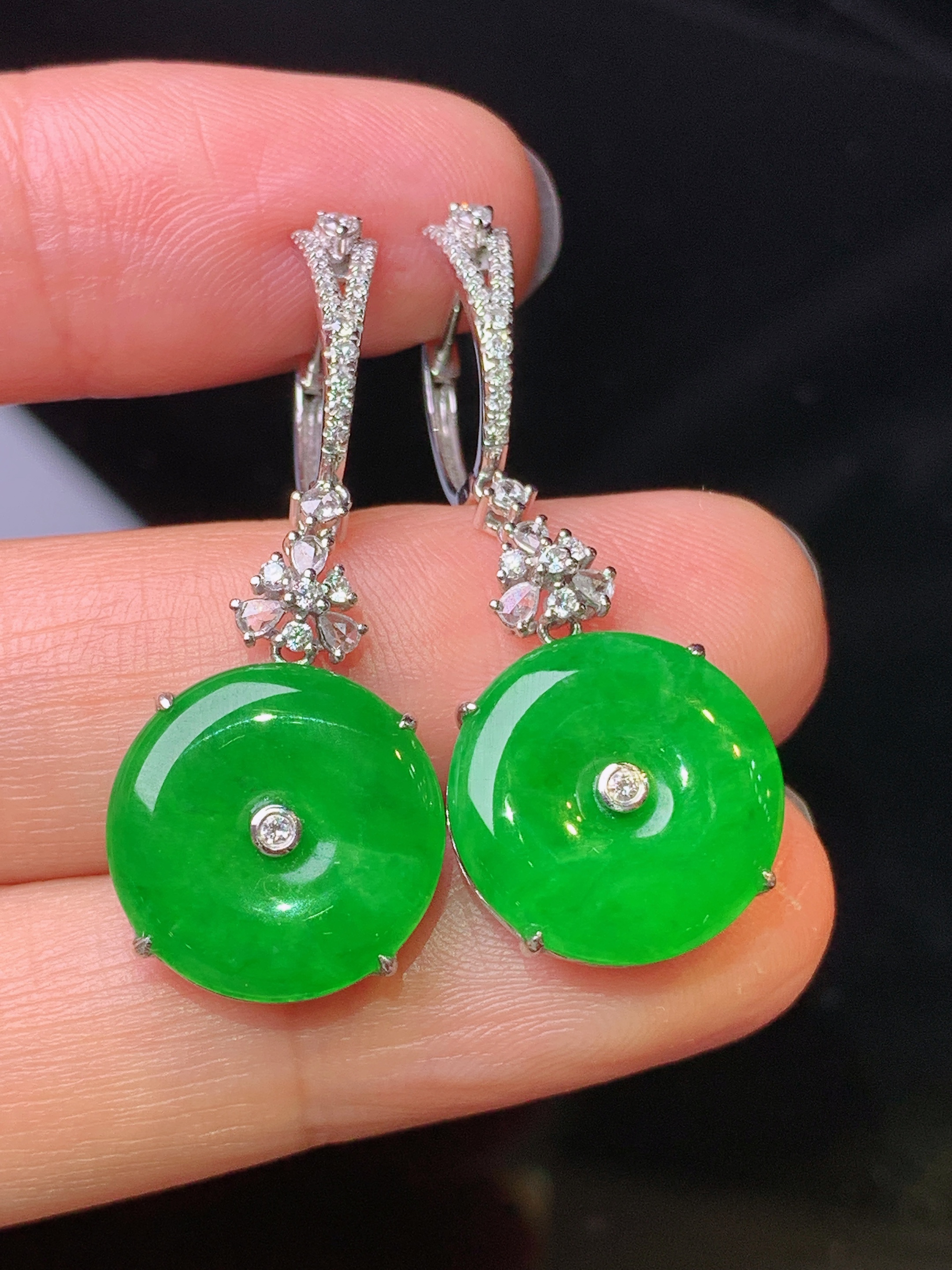 18k金钻镶嵌满绿平安扣耳坠 吊坠 玉质细腻 色泽艳丽清新 水润亮眼 整体尺寸35*13.8*5.5g1