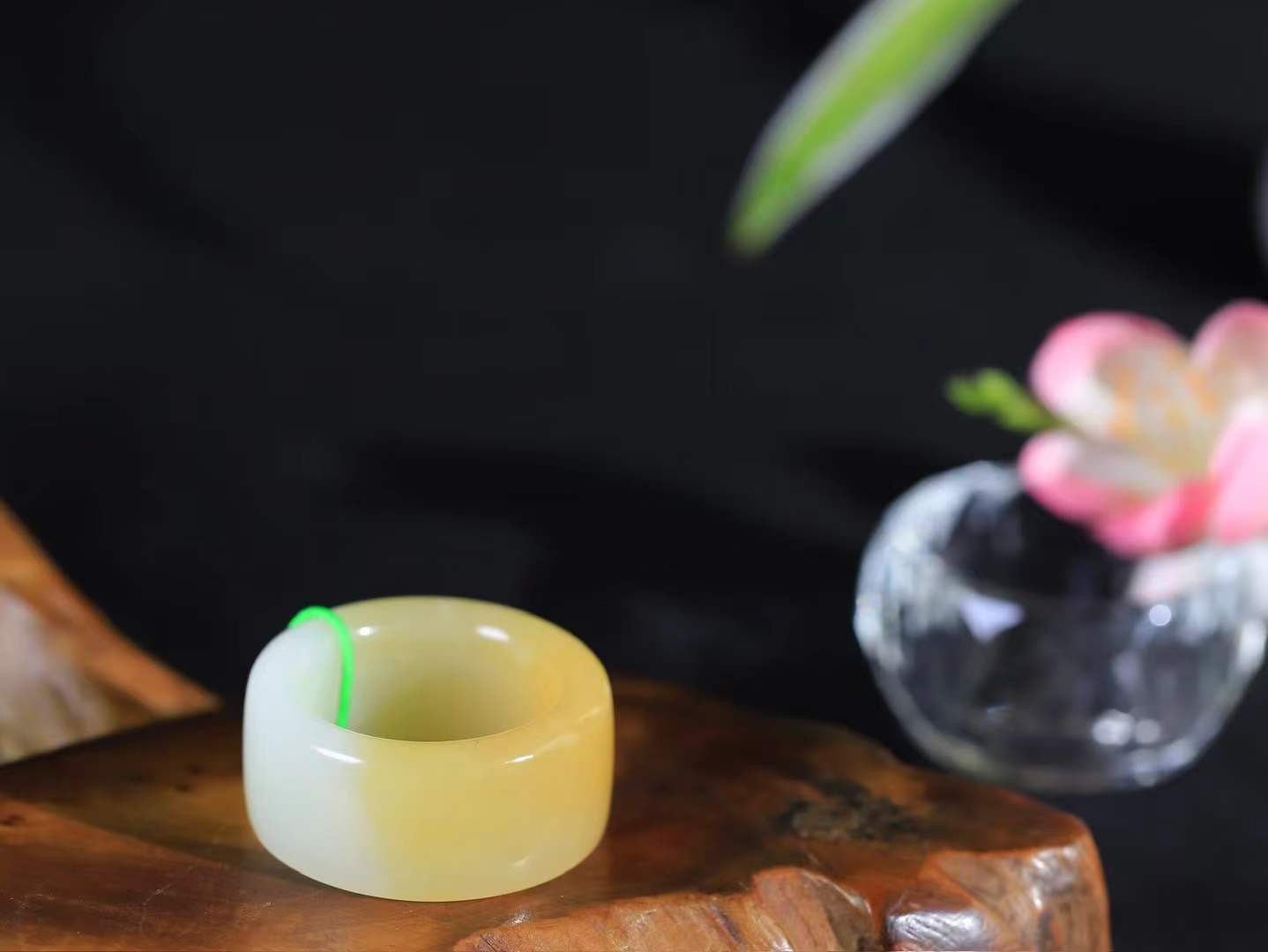 【古韵·扳指】

精品和田玉糖白玉扳指，玉质温润，油润感十足， 整器古韵生辉。优雅高贵。运筹帷