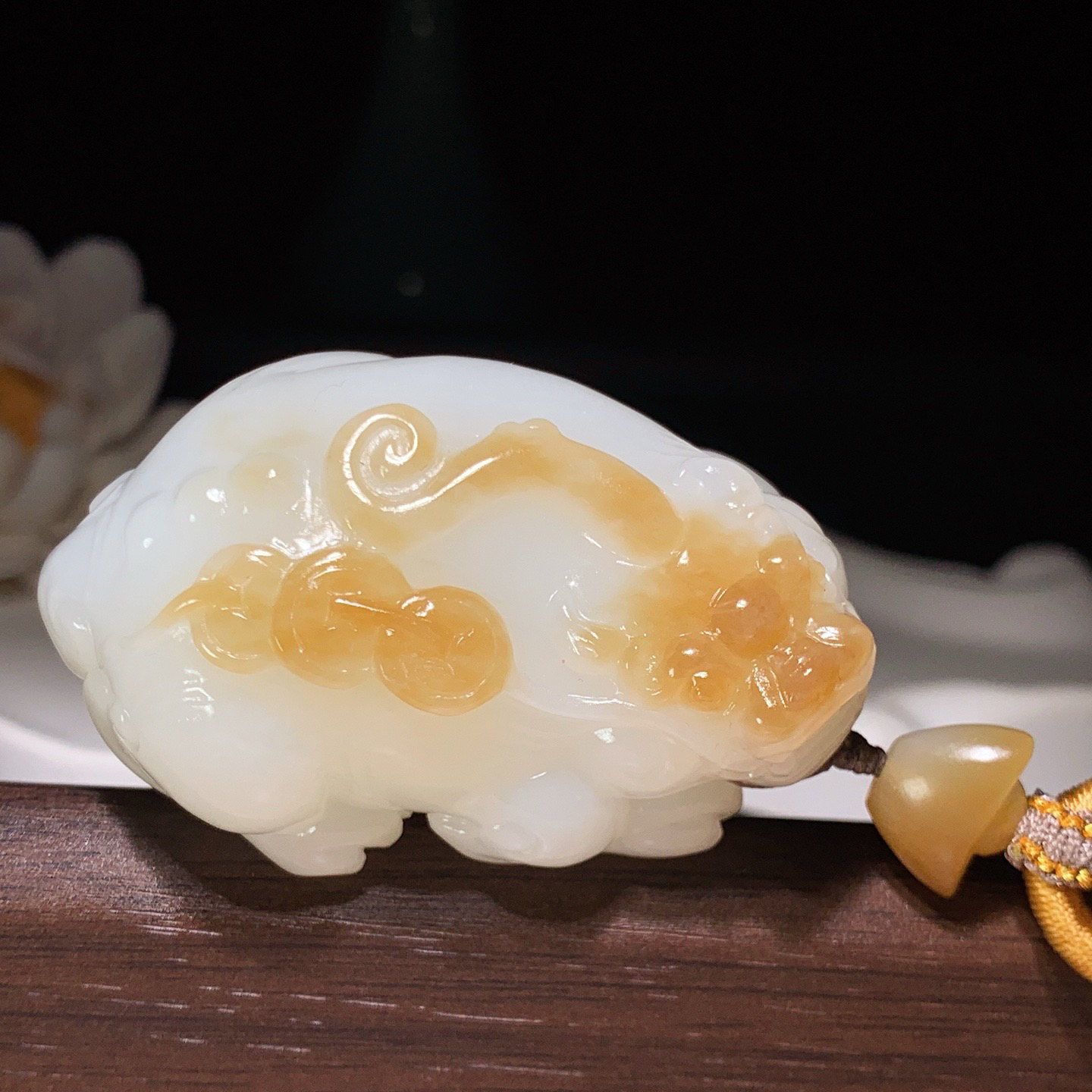 新疆和田玉且末糖羊脂白招财进宝貔貅挂件 尺寸55/35/24重77.8克。玉质细腻油润。手推出油。佩戴高端典雅。lt260321