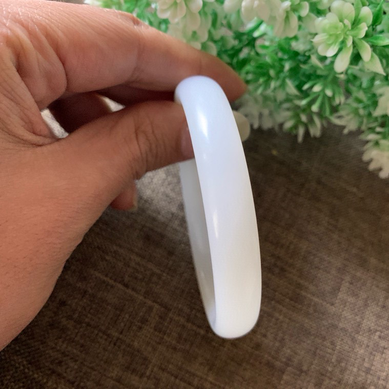 61圈口和田玉羊脂白手镯，镯型古朴典雅。在诗情画意的雨巷相遇，你是我腕间的一抹风情，有你眸有深情.清风荡漾湖间静水，我愿俯身低眉，在烟波涟漪处寻你