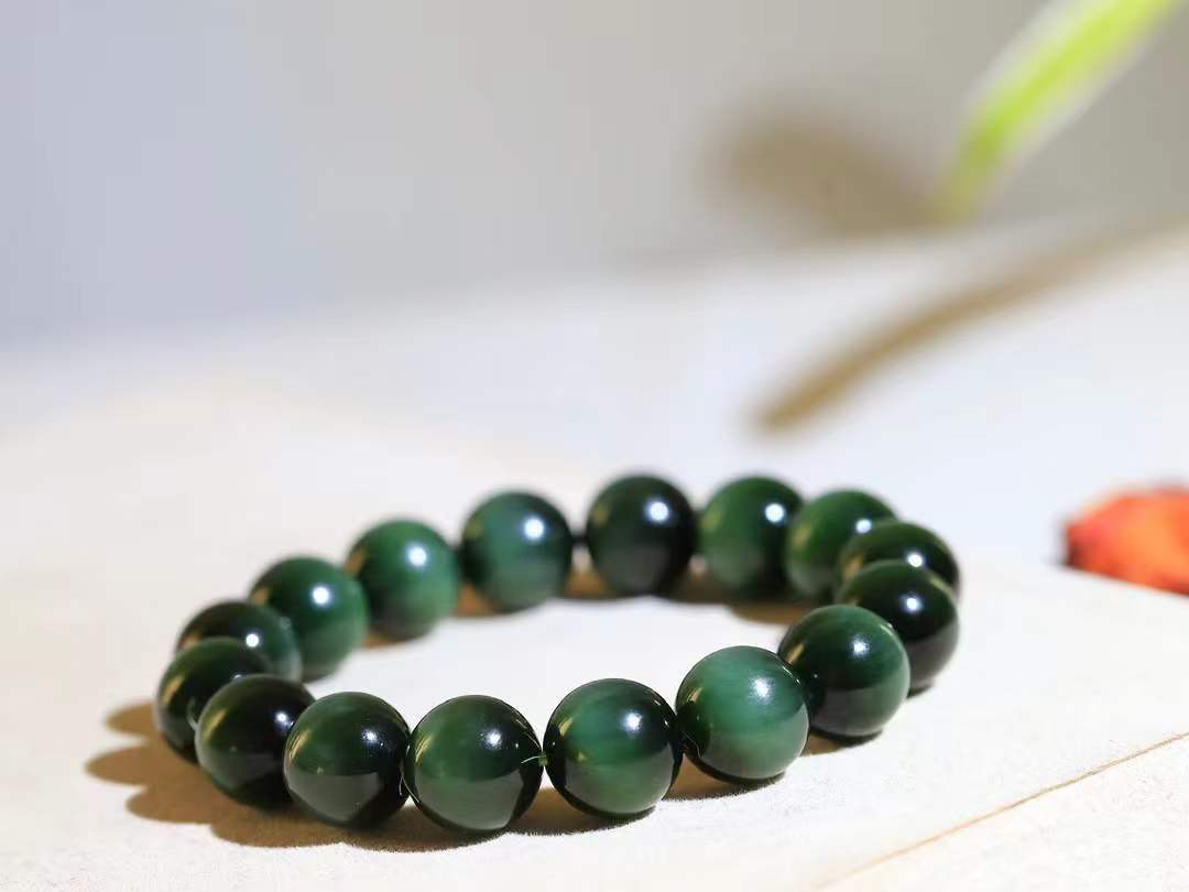 【珠圆玉润.手串】

精品和田玉碧玉猫眼珠圆玉润手串 玉质温润细腻  整串打磨圆润，佩戴舒适。珠珠落玉盘，间关莺语花底滑，一生美好时光，无论身在何处，都有它相伴相守。事事顺遂，幸福美满，吉祥如意。重45.5克 尺寸取一12mm  FDA-22101633