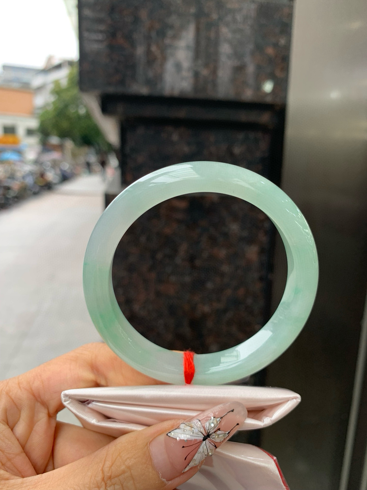 飘绿花正圈
57.1-11.1-8.4
完美，底妆冰润，满圈飘绿花点缀，简约却充满灵气，清新如芽，宛若自然的画卷凝结于腕间，静中带动，韵味悠长。