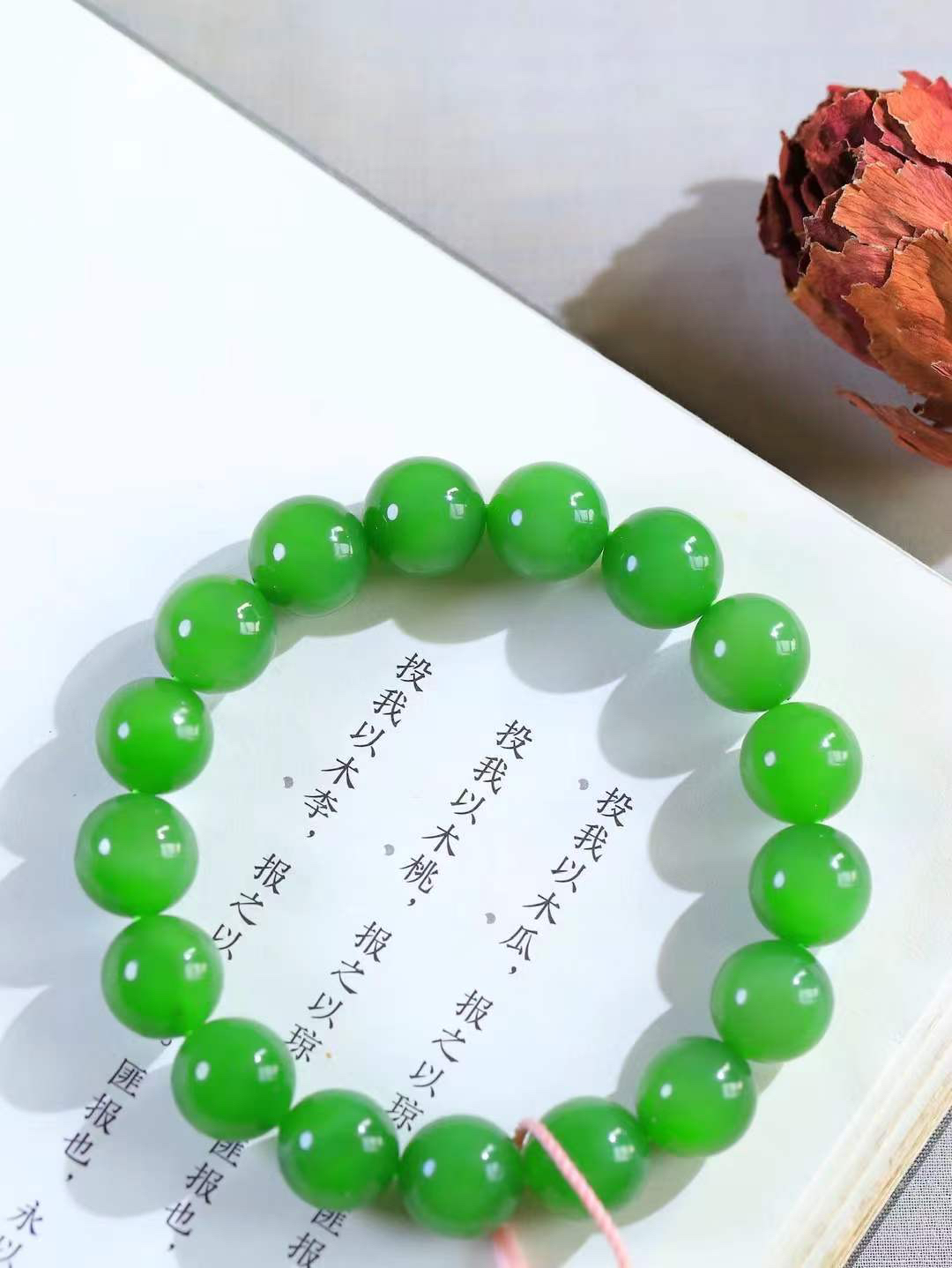 【珠圆玉润.手串】

精品和田玉碧玉珠圆玉润手串 玉质温润细腻  整串打磨圆润，佩戴舒适。珠珠落玉盘，间关莺语花底滑，一生美好时光，无论身在何处，都有它相伴相守。事事顺遂，幸福美满，吉祥如意。重48.6克 尺寸取一12.2mm FDL-16301900