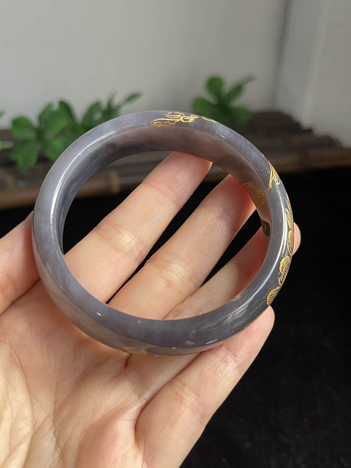 正圈55.5圈口，和田玉手镯，表面颜色为人工绘制