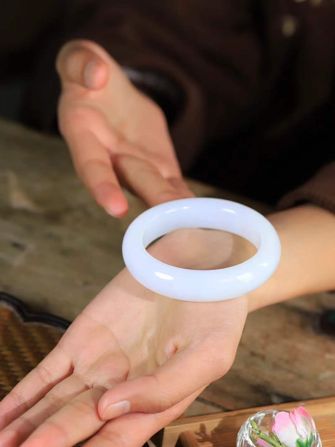 【柔情素语·手镯】

收藏级臻品和田玉白玉手镯，玉质细腻温润，手感舒适，️线条流畅，简约大气