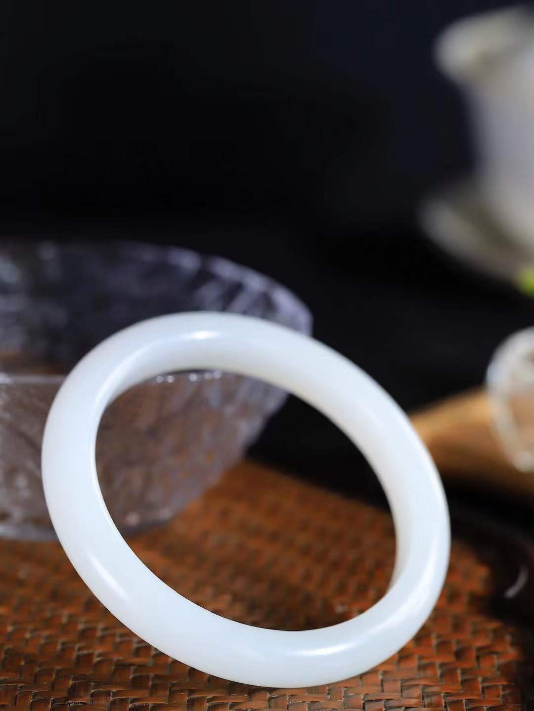 【婉约佳人.手镯】

精品️和田玉白玉手镯 玉质温润细腻 油性十足 手感舒适，高华雅逸，线条流畅，简约大气，美自天成，素雅高贵。佩戴于腕间，婉约之美，举手投足间透出那份低调奢华。重34克 内径54.5mm  尺寸9.4-7.6mm   FDA-78321933