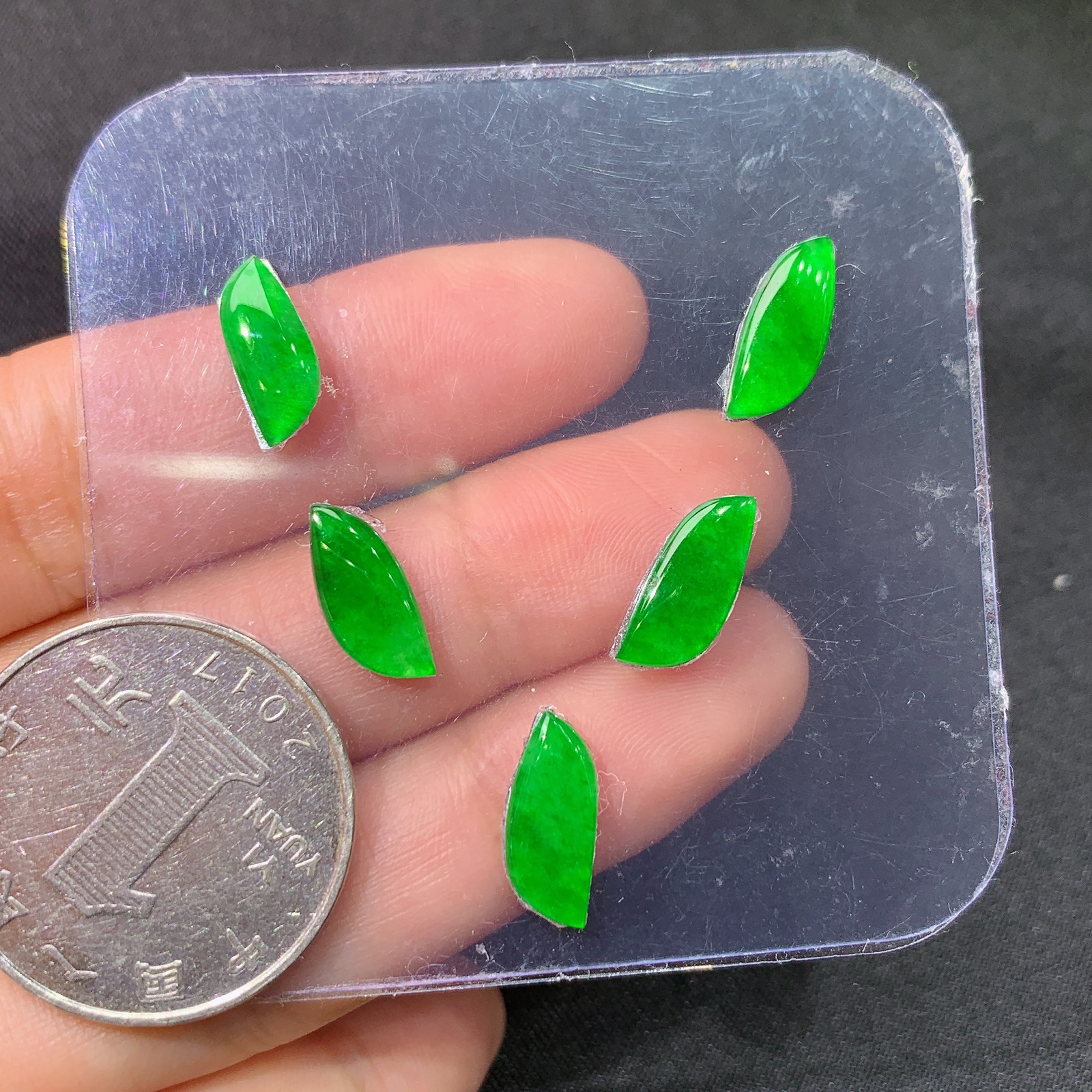 冰阳绿随形一手，镶嵌佳品，冰润色阳，玉质细腻，种水足，Jm 尺寸12.3*4.6*2