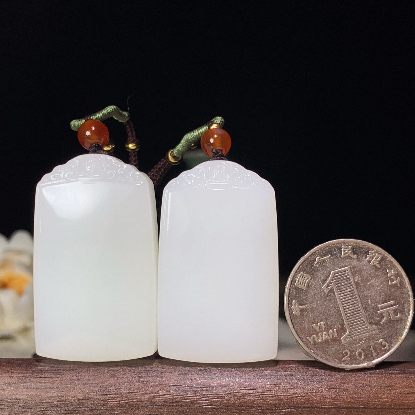 一对新疆和田玉白玉平安无事牌挂件 尺寸41/24/10重53.5克。玉质细腻油润。手推出油。佩戴高端典雅。lt260321