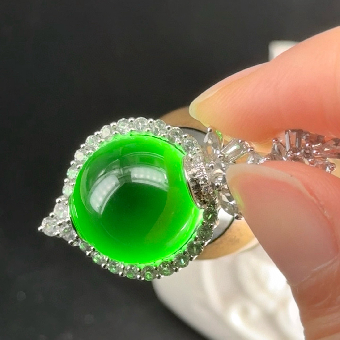 18k墨翠珠子吊坠 种好色正 打灯通透