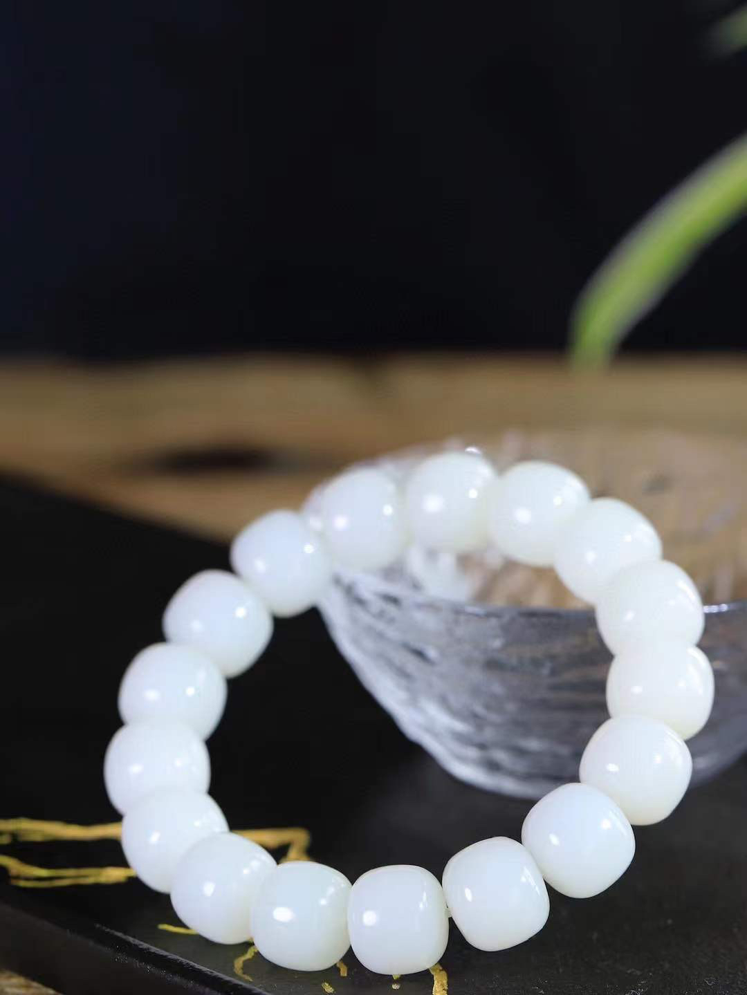 （老型珠.手串）

精品️和田玉白玉老型珠手串，也可做手持，玉质细腻油润 饱满光滑 质朴无华，悠