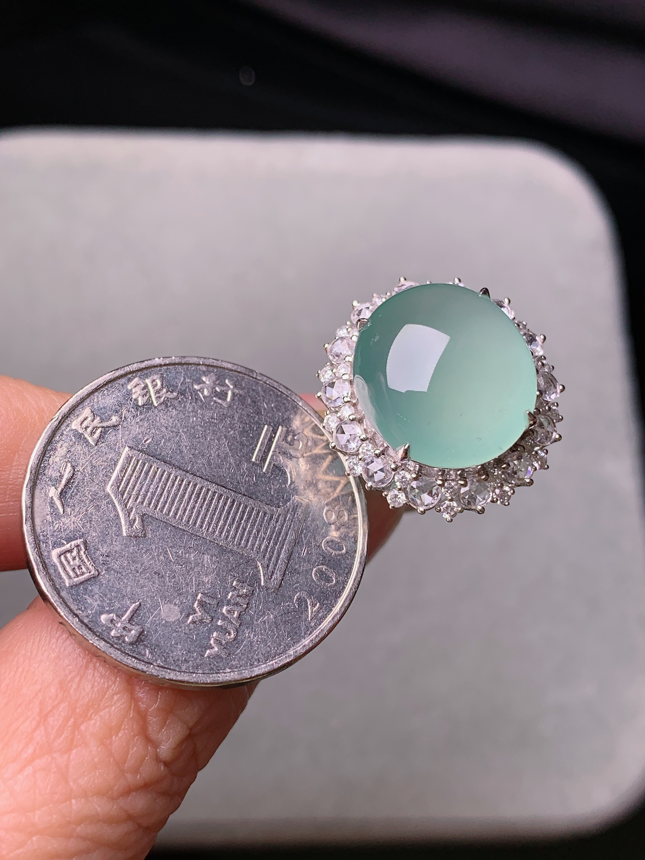 18k金钻镶嵌冰种晴绿蛋面戒指 玉质细腻 色泽艳丽清新 水润亮眼 圈口14 整体尺寸19.5*18*11.5t1