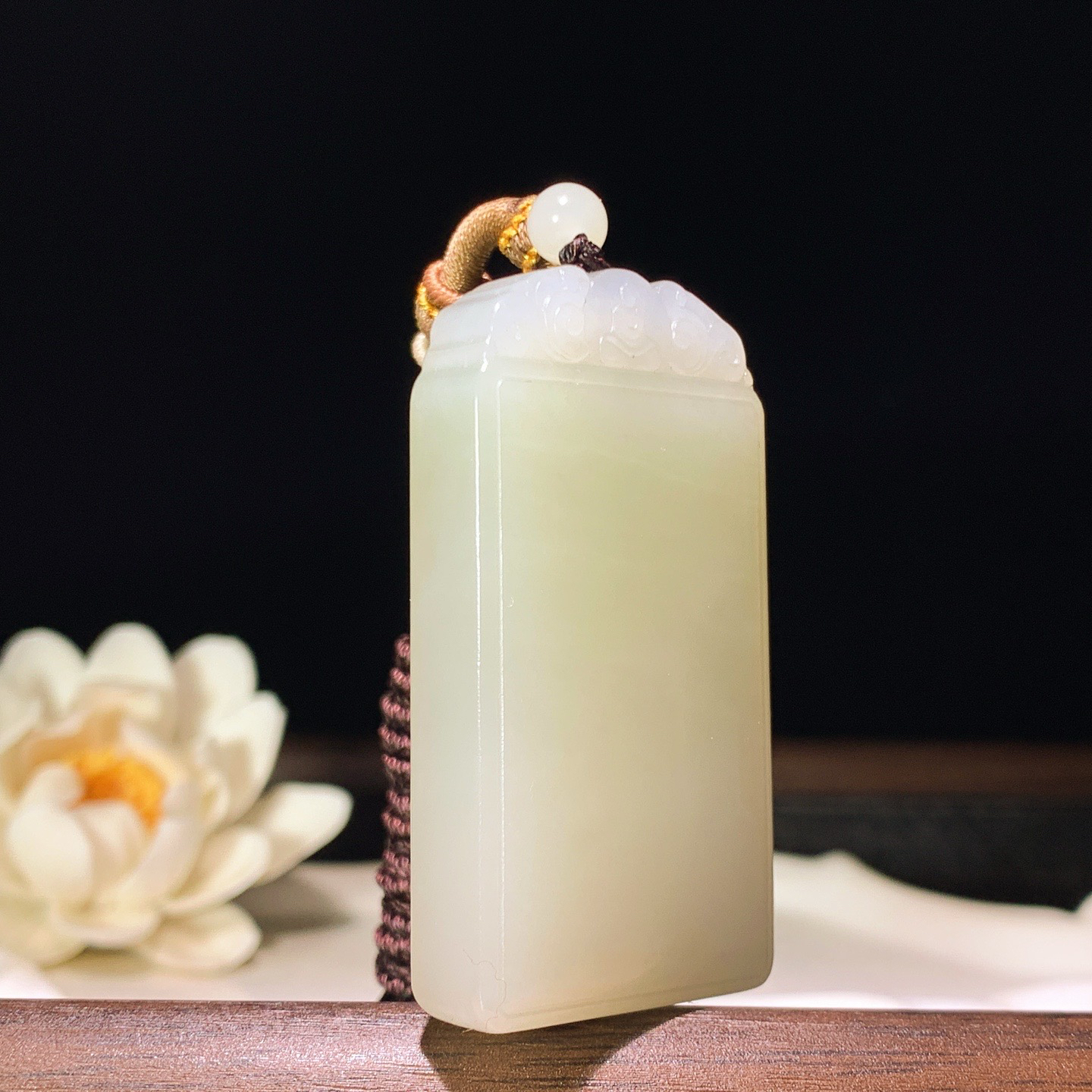 和田玉青海翠翠青平安无事牌挂件 尺寸64/28/11重48克。玉质细腻油润。手推出油。佩戴高端典雅。