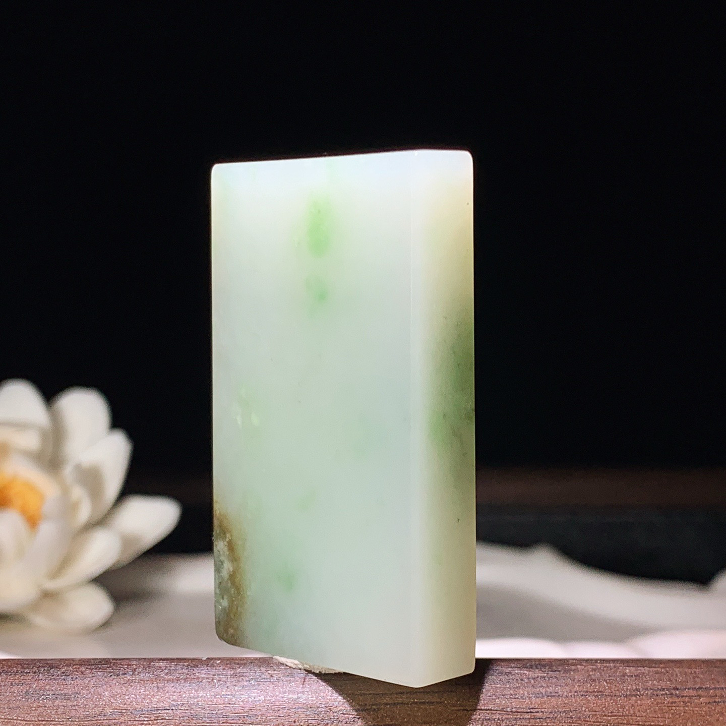 新疆和田玉翠青平安无事牌挂件 尺寸51/29/9重41.5克。玉质细腻油润。手推出油。佩戴高端典雅。