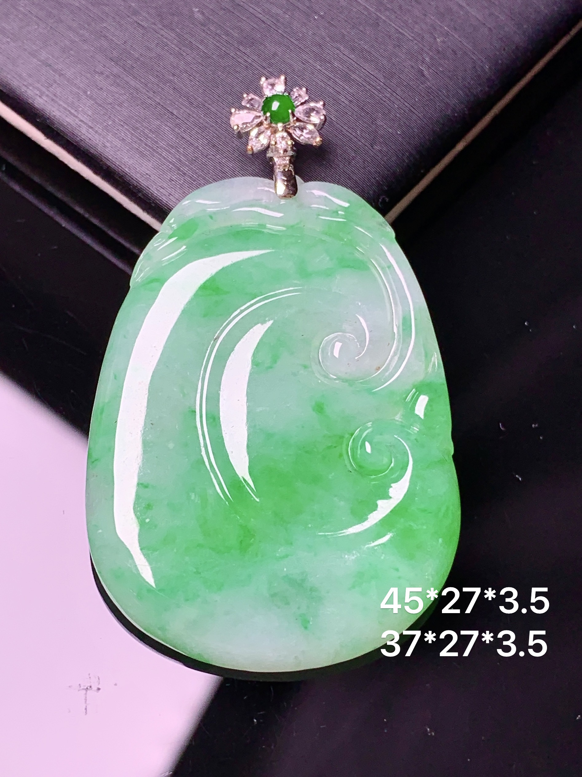 18k金钻镶嵌飘绿如意吊坠 玉质细腻 色泽艳丽清新 水润亮眼 整体尺寸45*27*3.5*2x