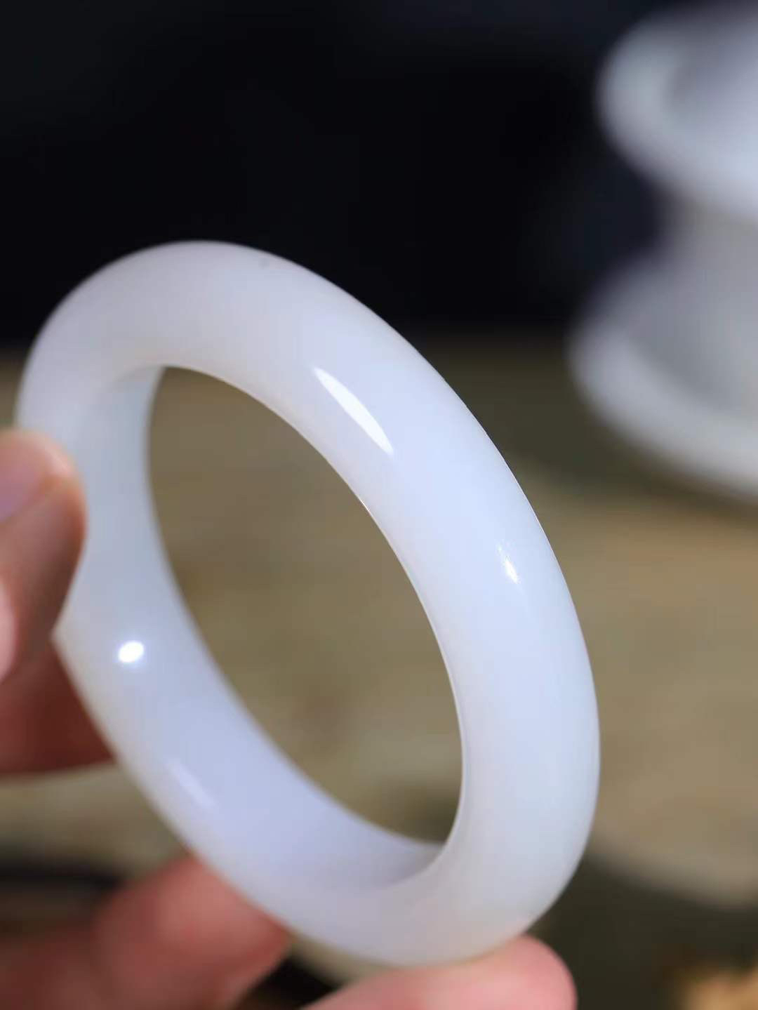 【婉约佳人.手镯】

精品和田玉白玉手镯 玉质温润细腻 油性十足 手感舒适，高华雅逸，线条流畅，简约大气，美自天成，素雅高贵。佩戴于腕间，婉约之美，举手投足间透出那份低调奢华。重67.5克 内径55mm  尺寸13-10.2mm   FDA-66151933