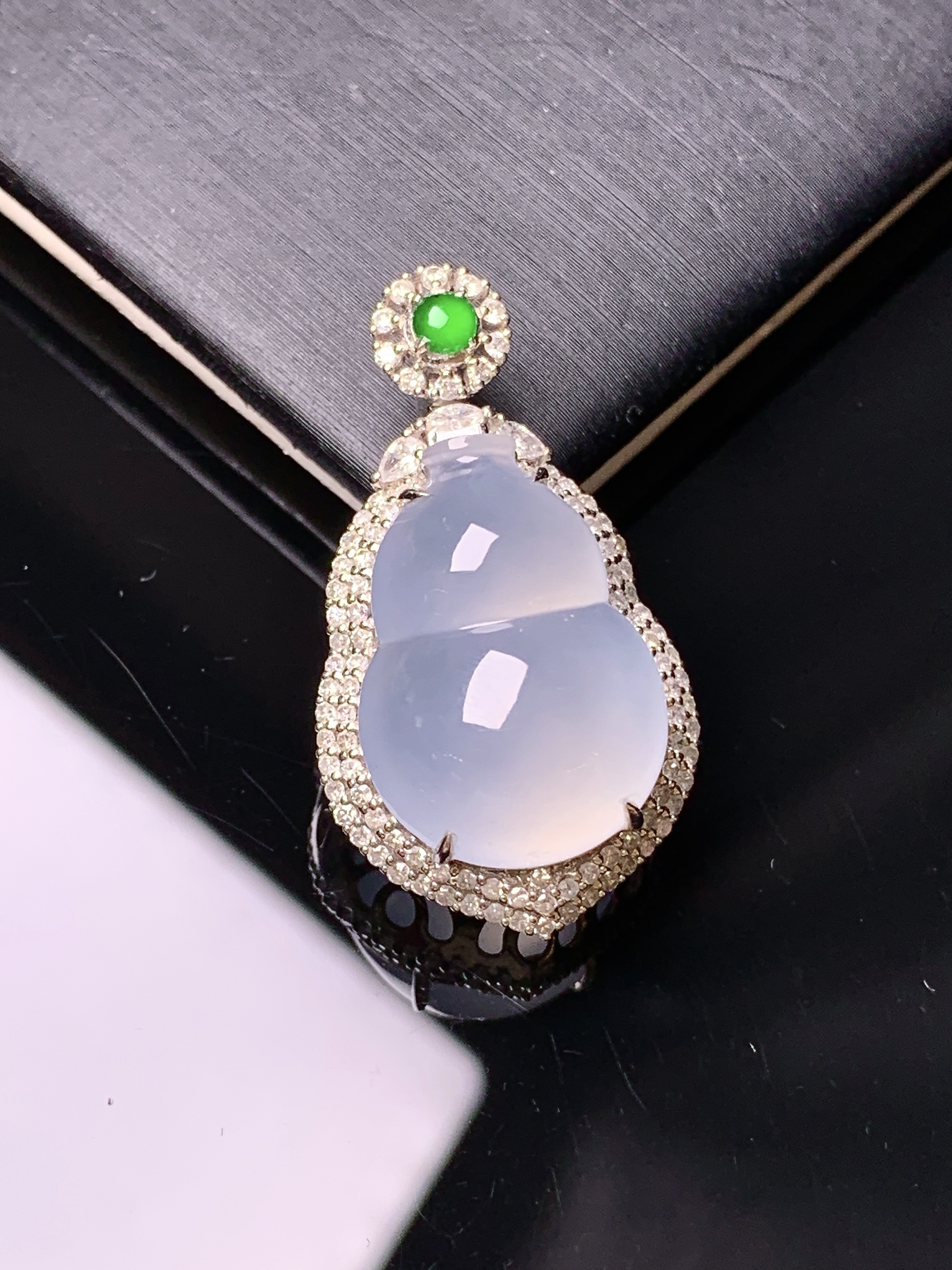 18k金钻镶嵌冰种葫芦吊坠 玉质细腻 色泽艳丽清新 水润亮眼 整体尺寸31.2*17.3*12.3t1