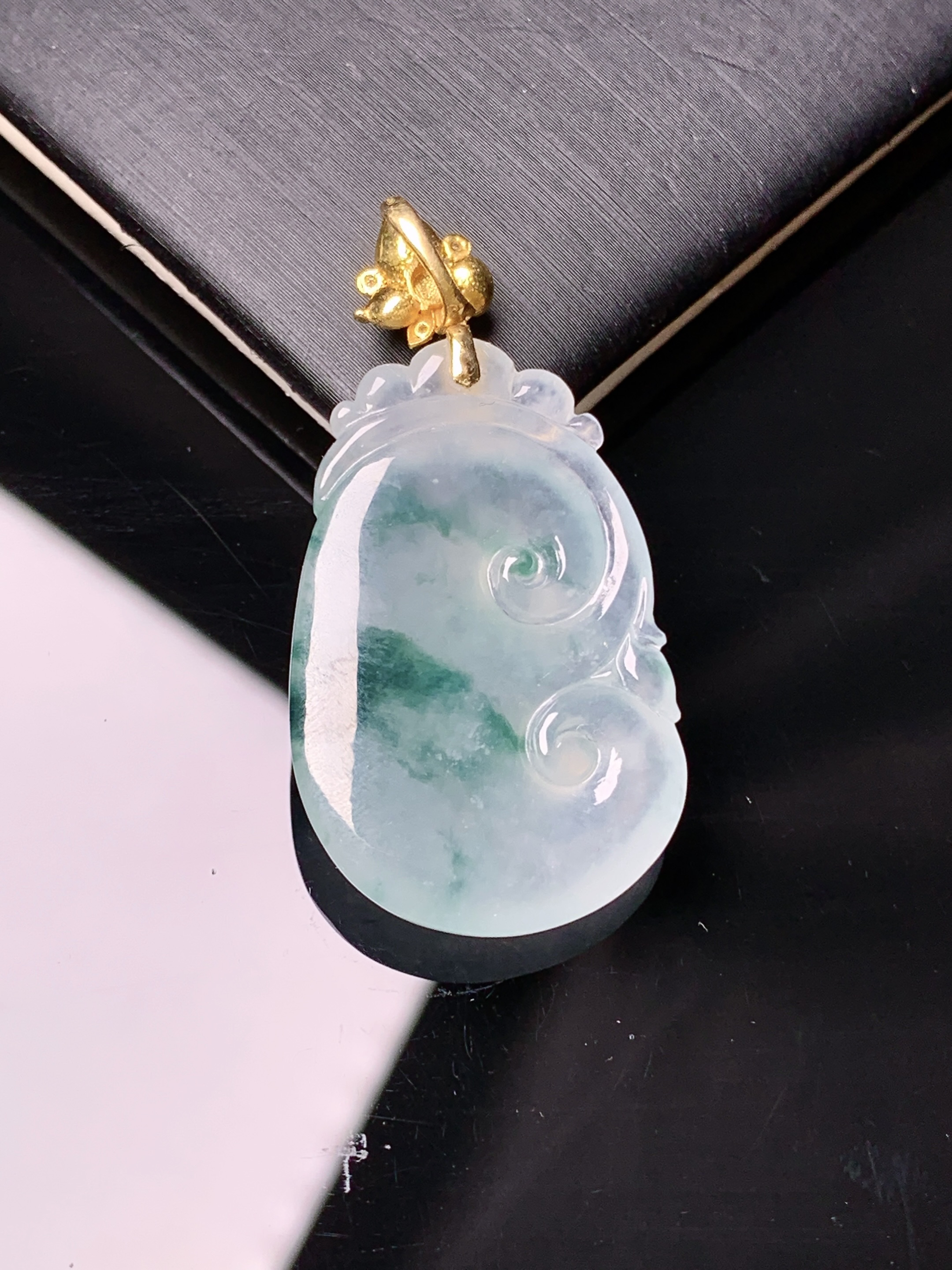 18k金钻镶嵌冰种飘绿如意吊坠 玉质细腻 色泽艳丽清新 水润亮眼 整体尺寸40.3*20.5*6.2*2x