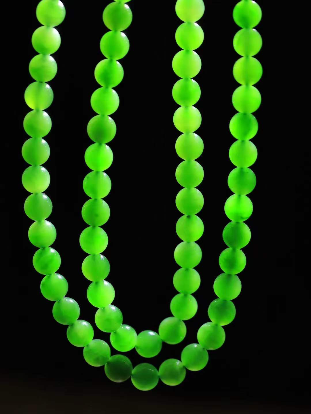 【珠圆玉润.项链】

精品和田玉碧玉珠圆玉润项链 玉质温润细腻  整串打磨圆润，佩戴舒适。珠珠落玉盘，间关莺语花底滑，一生美好时光，无论身在何处，都有它相伴相守。事事顺遂，幸福美满，吉祥如意。重67.2克 尺寸取一7.8mm  79171378A