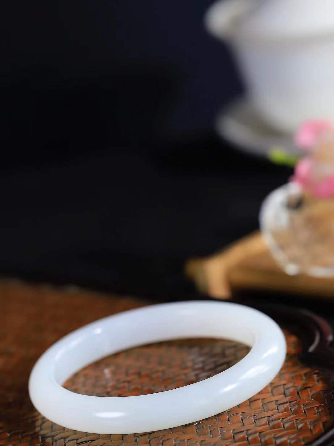 【婉约佳人.手镯】

精品️和田玉白玉手镯 玉质温润细腻 油性十足 手感舒适，高华雅逸，线条流畅，简约大气，美自天成，素雅高贵。佩戴于腕间，婉约之美，举手投足间透出那份低调奢华。重34克 内径54.5mm  尺寸9.4-7.6mm   FDA-78321933