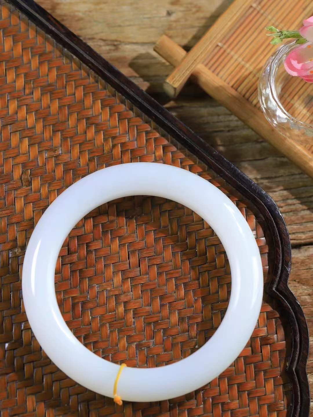 （温柔雅致.手镯）

精品️和田玉白玉手镯。镯型饱满，温润细腻，脂润沁香。️执一卷书，沏一盏茶，着一袭裙，戴一只镯。淡淡浅笺，素心若兰，静赏玉中诗画。悠悠岁月，芊手轻摘，盛满诗样芳华。重79克   尺寸60.5-13-11.2mm    FDL-66361933