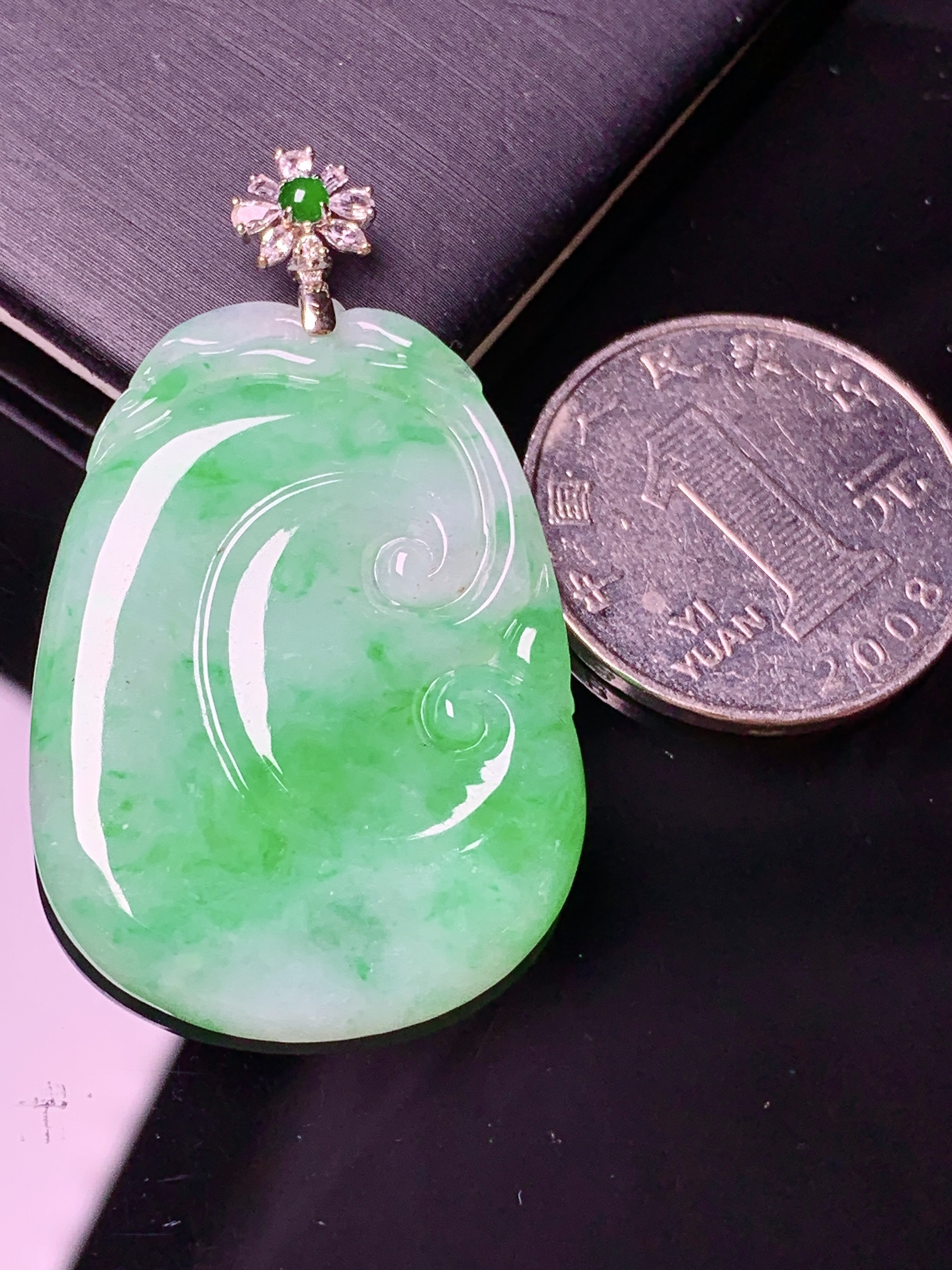 18k金钻镶嵌飘绿如意吊坠 玉质细腻 色泽艳丽清新 水润亮眼 整体尺寸45*27*3.5*2x