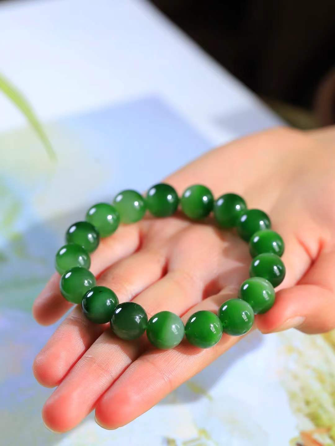 【珠圆玉润.手串】

精品️和田玉碧玉微猫眼珠圆玉润手串 玉质温润细腻  整串打磨圆润，佩戴舒适。