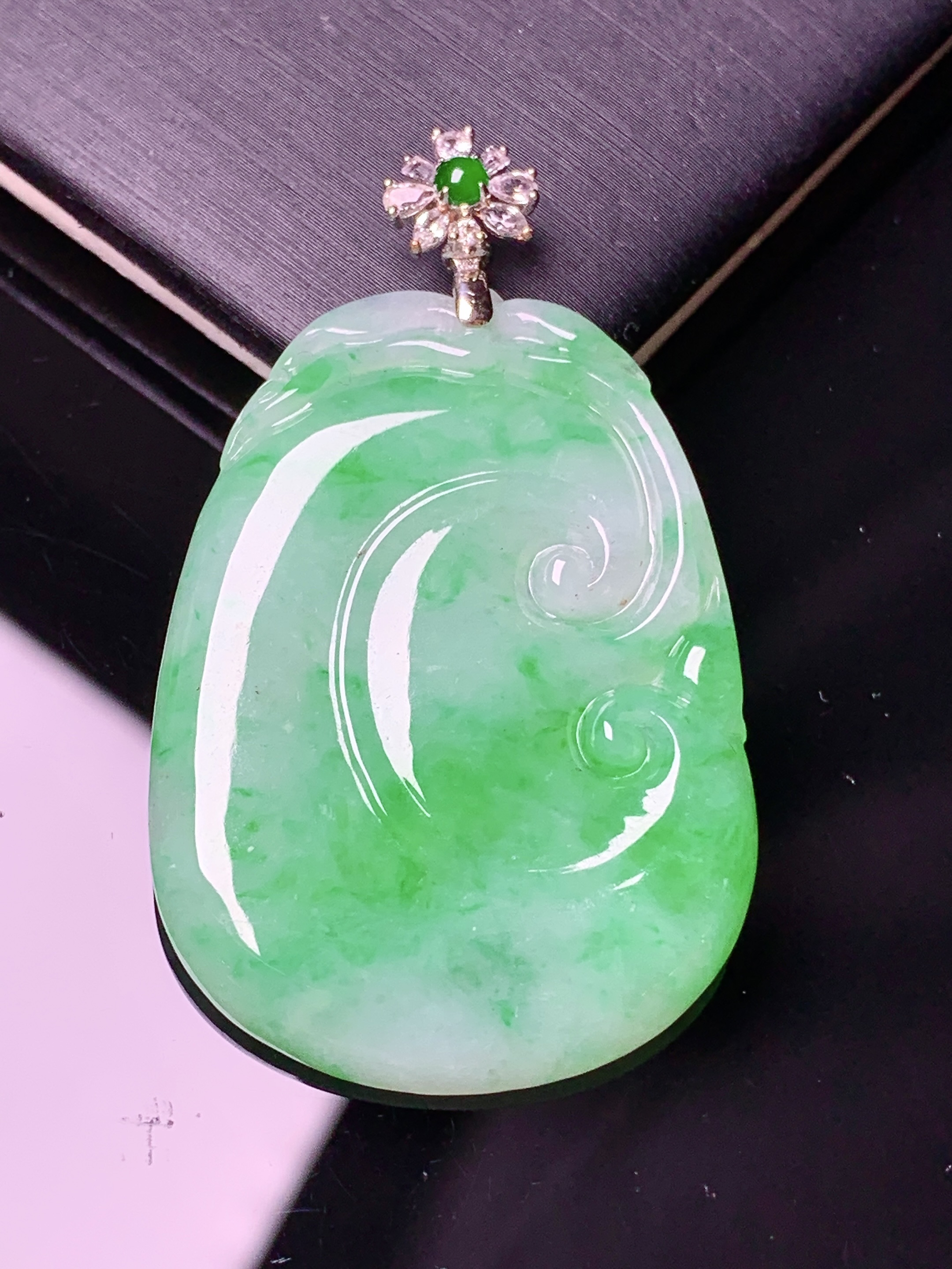 18k金钻镶嵌飘绿如意吊坠 玉质细腻 色泽艳丽清新 水润亮眼 整体尺寸45*27*3.5*2x