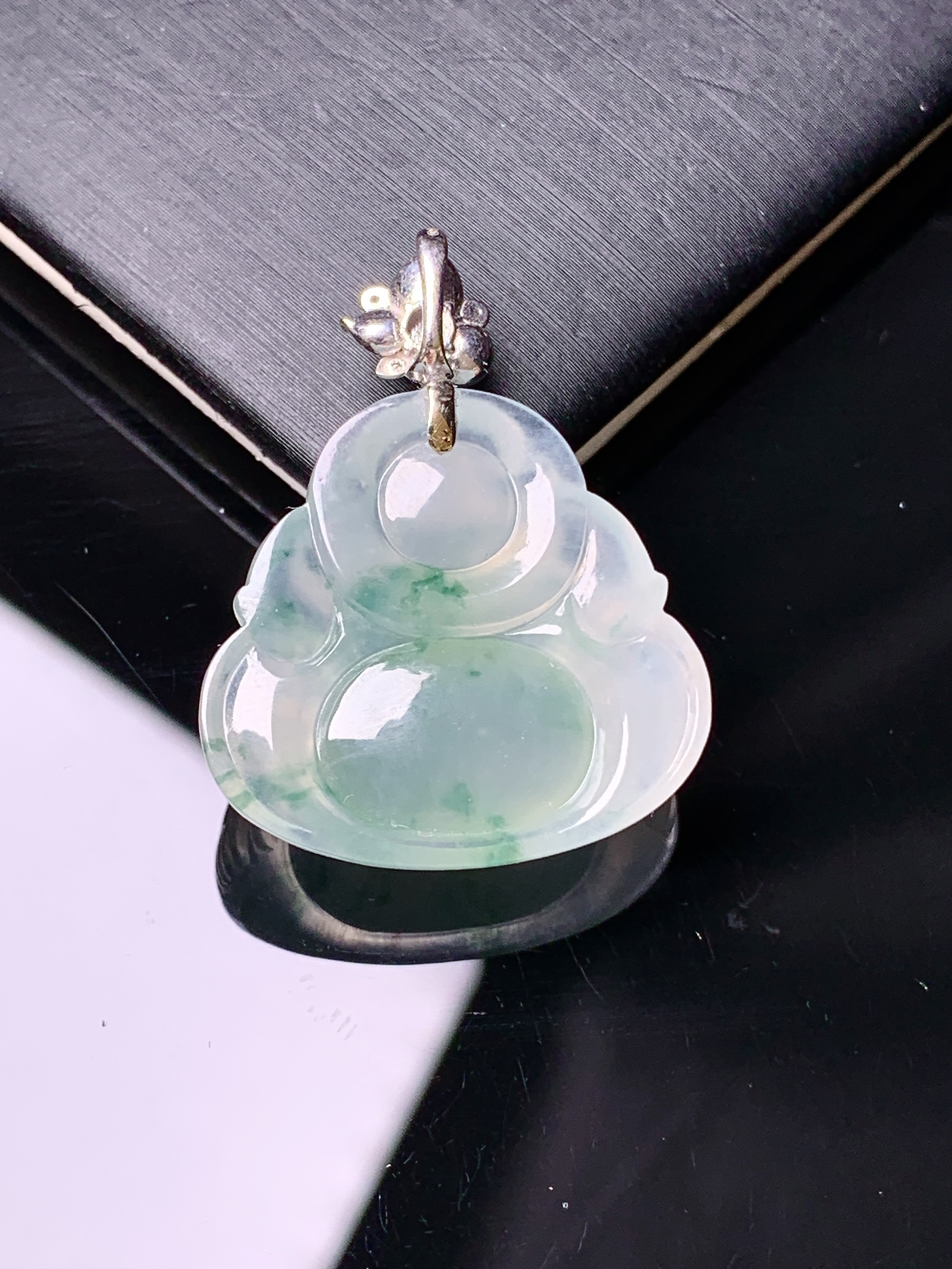 18k金钻镶嵌冰种飘绿佛公吊坠 玉质细腻 色泽艳丽清新 水润亮眼 整体尺寸31.5*24.3*8.8*2x