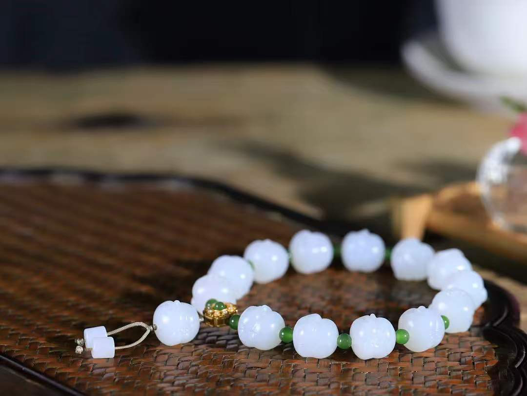 （弥勒笑佛.手串）

精品和田玉白玉弥勒佛手串，脂粉浓郁，玉质细腻温润，油性十足，颗颗精雕笑佛，笑容