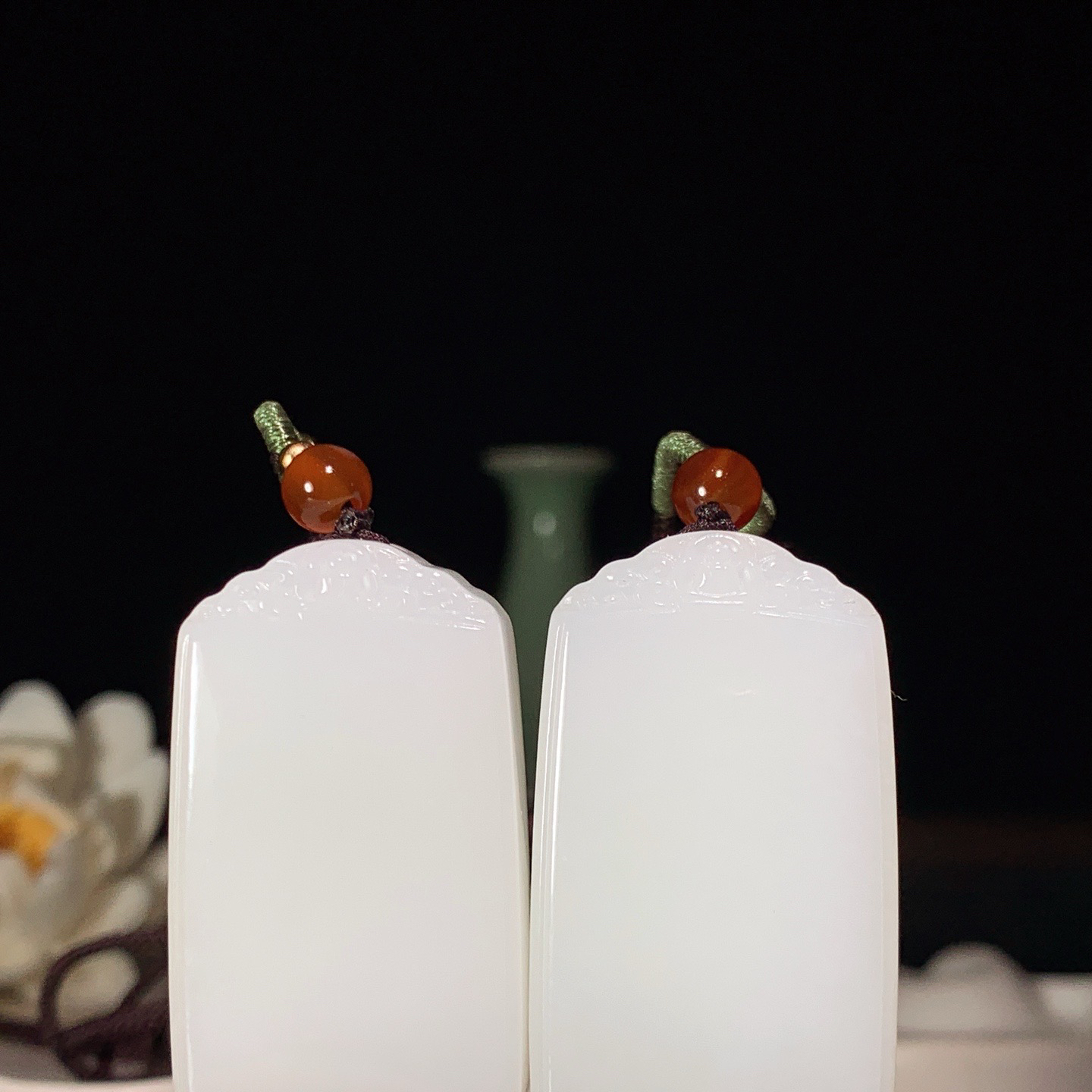 一对新疆和田玉白玉平安无事牌挂件 尺寸41/24/10重53.5克。玉质细腻油润。手推出油。佩戴高端典雅。lt260321