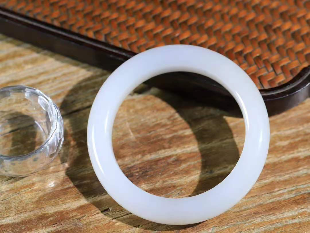 【婉约佳人.手镯】

精品和田玉白玉手镯 玉质温润细腻 油性十足 手感舒适，高华雅逸，线条流畅，简约大气，美自天成，素雅高贵。佩戴于腕间，婉约之美，举手投足间透出那份低调奢华。重67.5克 内径55mm  尺寸13-10.2mm   FDA-66151933