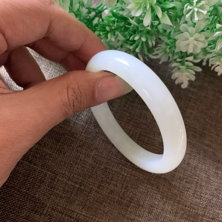 54圈口和田玉羊脂白手镯，精品荔枝冻冰白手镯，镯型古朴典雅。在诗情画意的雨巷相遇，你是我腕间的一抹风情，有你眸有深情.清风荡漾湖间静水，我愿俯身低眉，在烟波涟漪处寻你