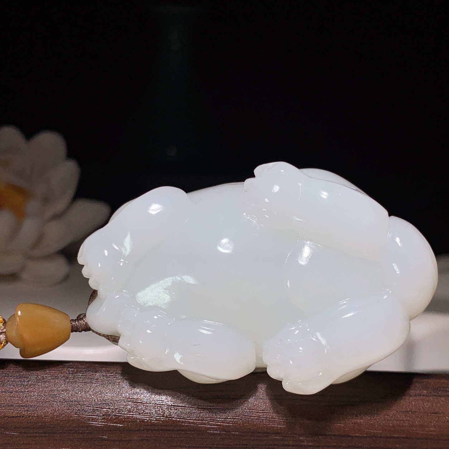 新疆和田玉且末糖羊脂白招财进宝貔貅挂件 尺寸55/35/24重77.8克。玉质细腻油润。手推出油。佩戴高端典雅。lt260321