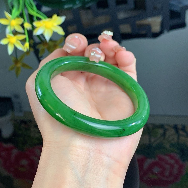 和田玉58.5圈口阳绿色碧玉手镯！玉质细腻油润 底色纯净 无裂无棉 脂粉好，品质高。
