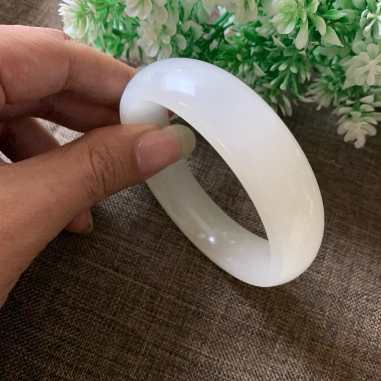 土豪款，59圈口和田玉羊脂白宽版手镯【挽间柔情】，精品荔枝冻冰白手镯，镯型古朴典雅。在诗情画意的雨巷