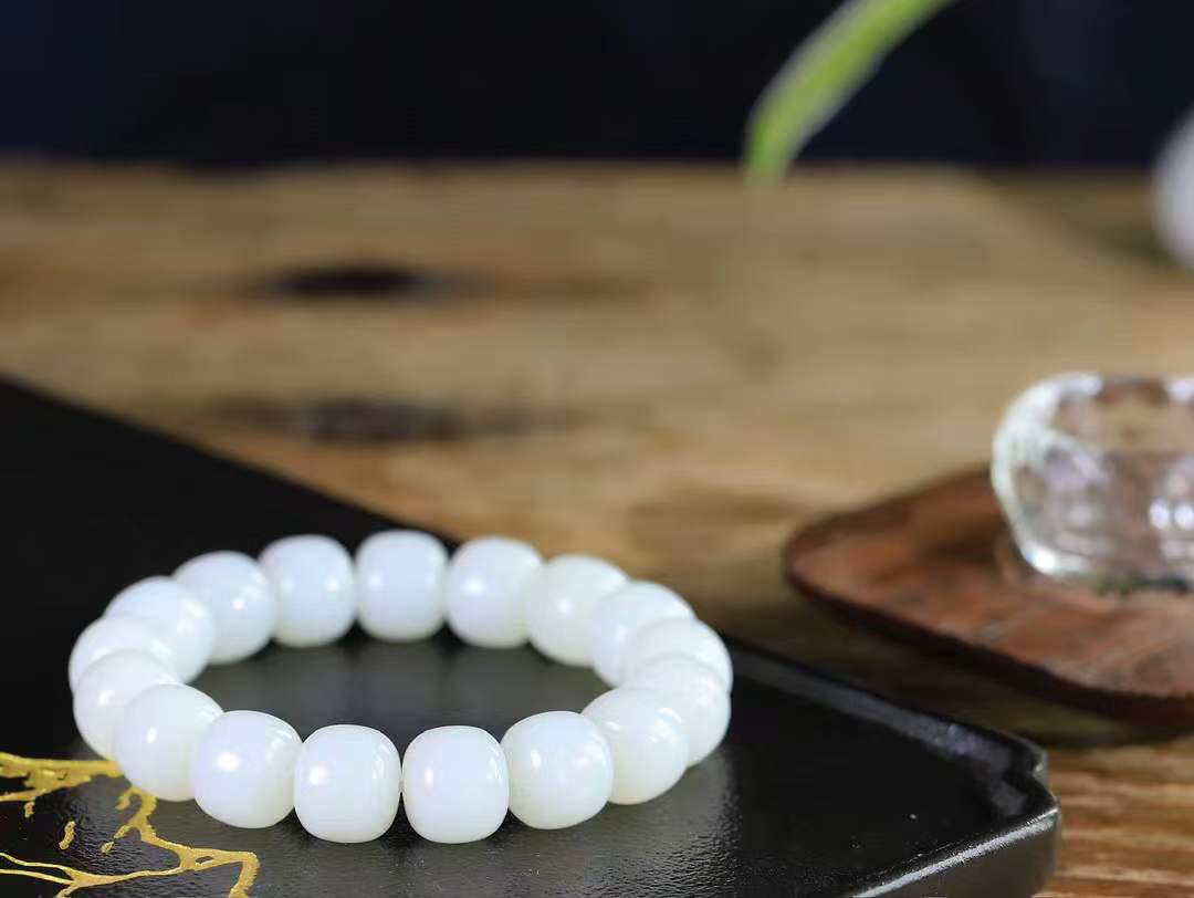 （老型珠.手串）

精品️和田玉白玉老型珠手串，也可做手持，玉质细腻油润 饱满光滑 质朴无华，悠