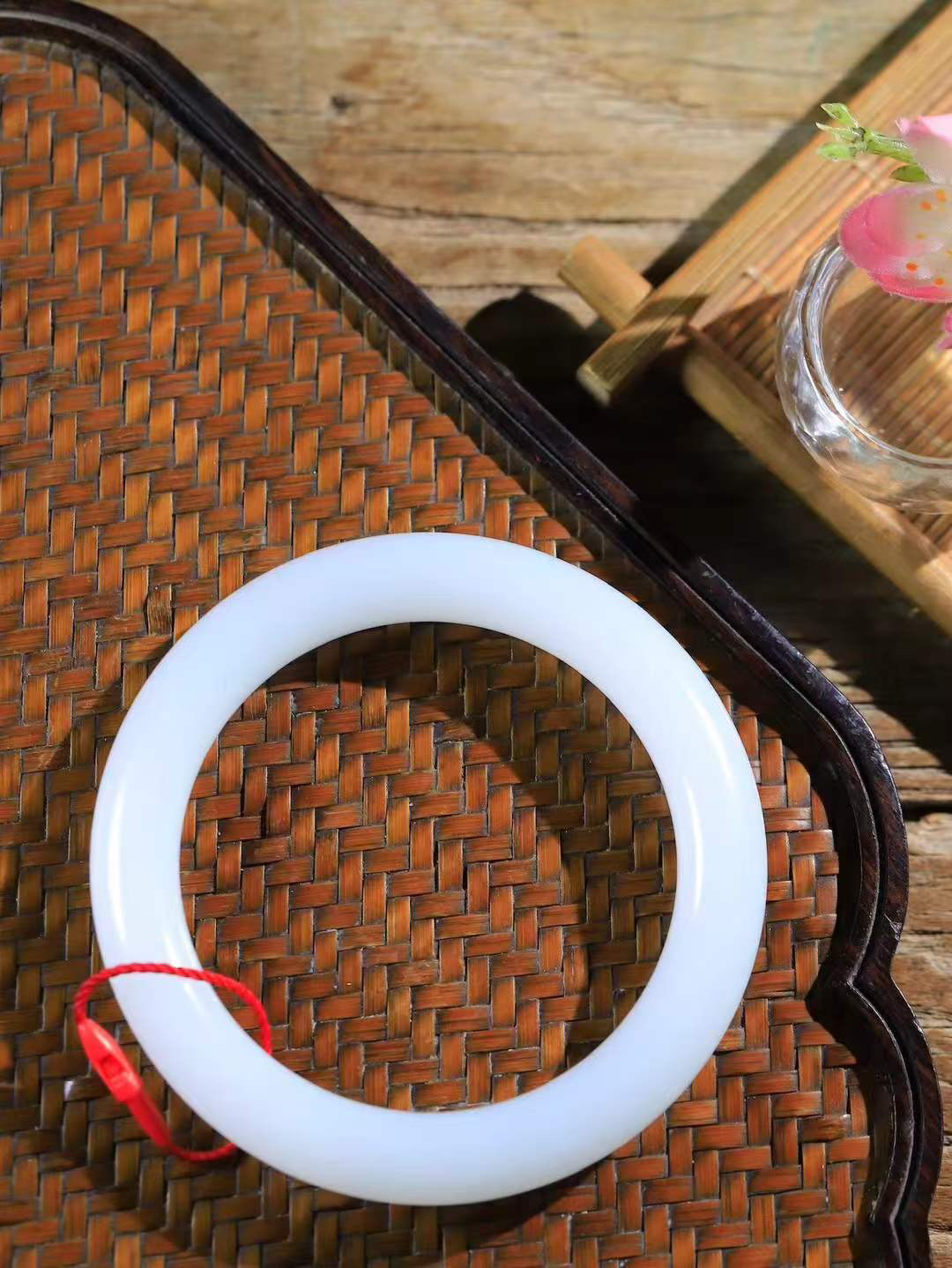 【玉佳人·手镯】

精品和田玉白玉圆条手镯 ，玉质细腻油润，做工细致精美，端庄素雅，亭亭玉立，芊芊素手。芊芊素手，怎能忘镯？秀美圆条，更显婀娜。内径59.5mm 尺寸10.9-10.9mm重60.2克69101960A