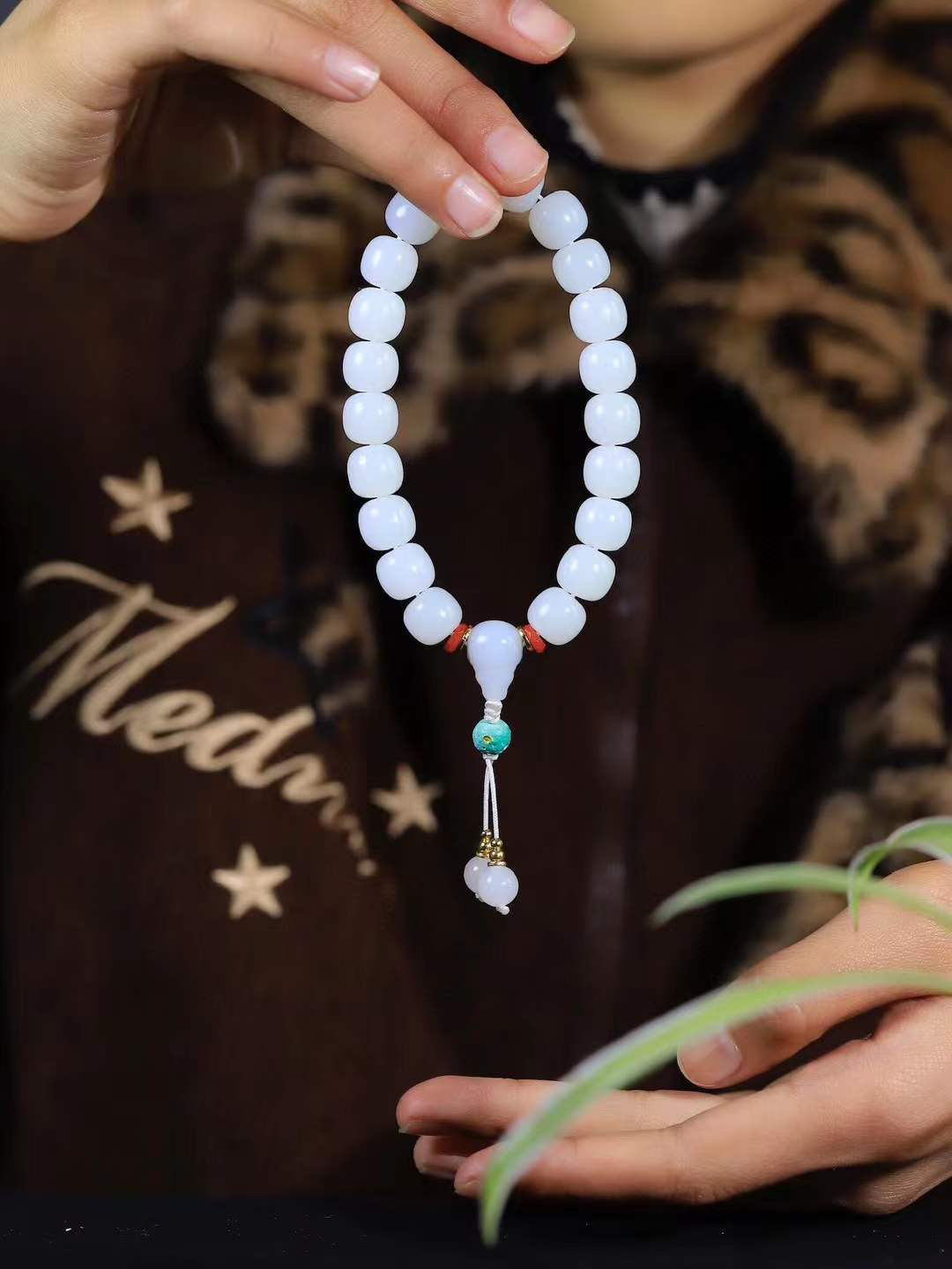 （老型珠.手串）

精品 和田玉白玉老型珠手串，玉质细腻油润 饱满光滑 质朴无华，悠远简单，人心境