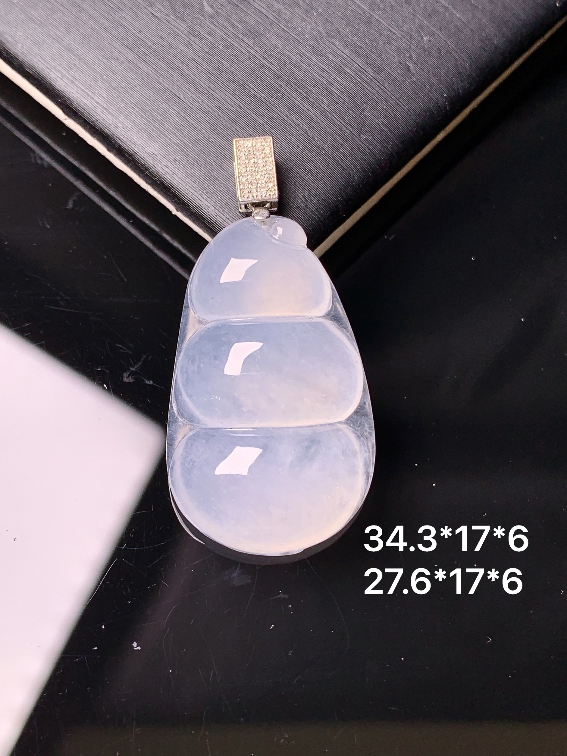 18k金钻镶嵌冰种四季豆吊坠 玉质细腻 色泽艳丽清新 水润亮眼 整体尺寸34.3*17*6*2x