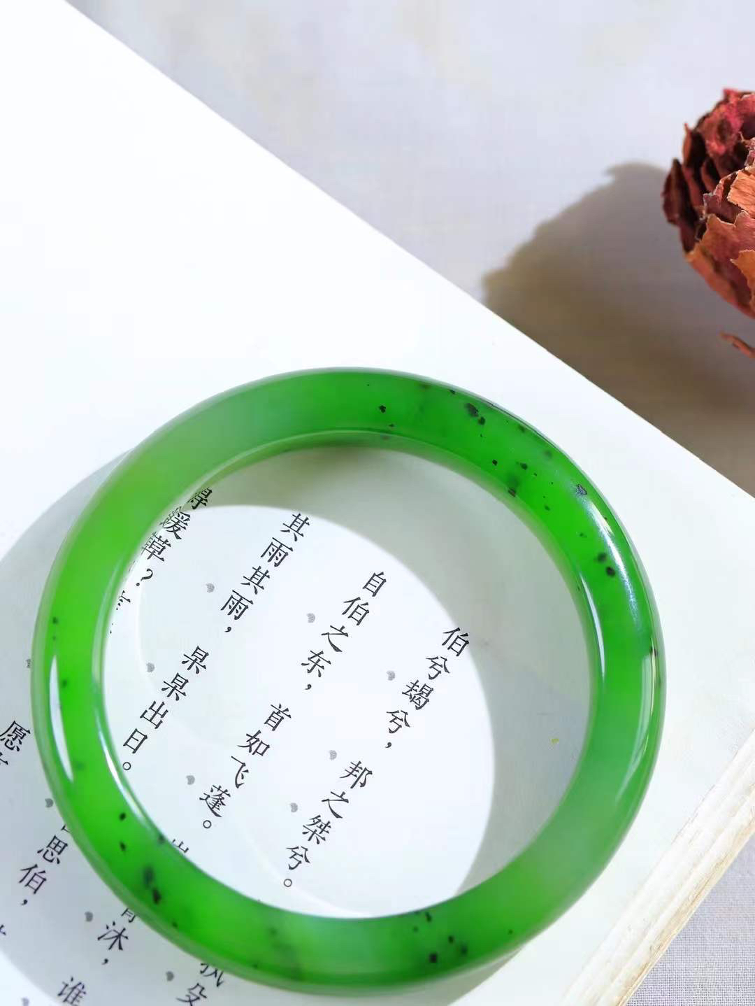 （碧色荡漾.手镯）

精品和田玉碧玉手镯，灼灼其华想像靓妆淡伫 ，腕间绿意跳脱冰壶莹，坐间静对，姑射仙姿潇洒处，艳冶最奇料子油润滋腻镯型饱满，手感上佳。重55.6克   内径59mm尺寸11.4-9.2mm  24372013T