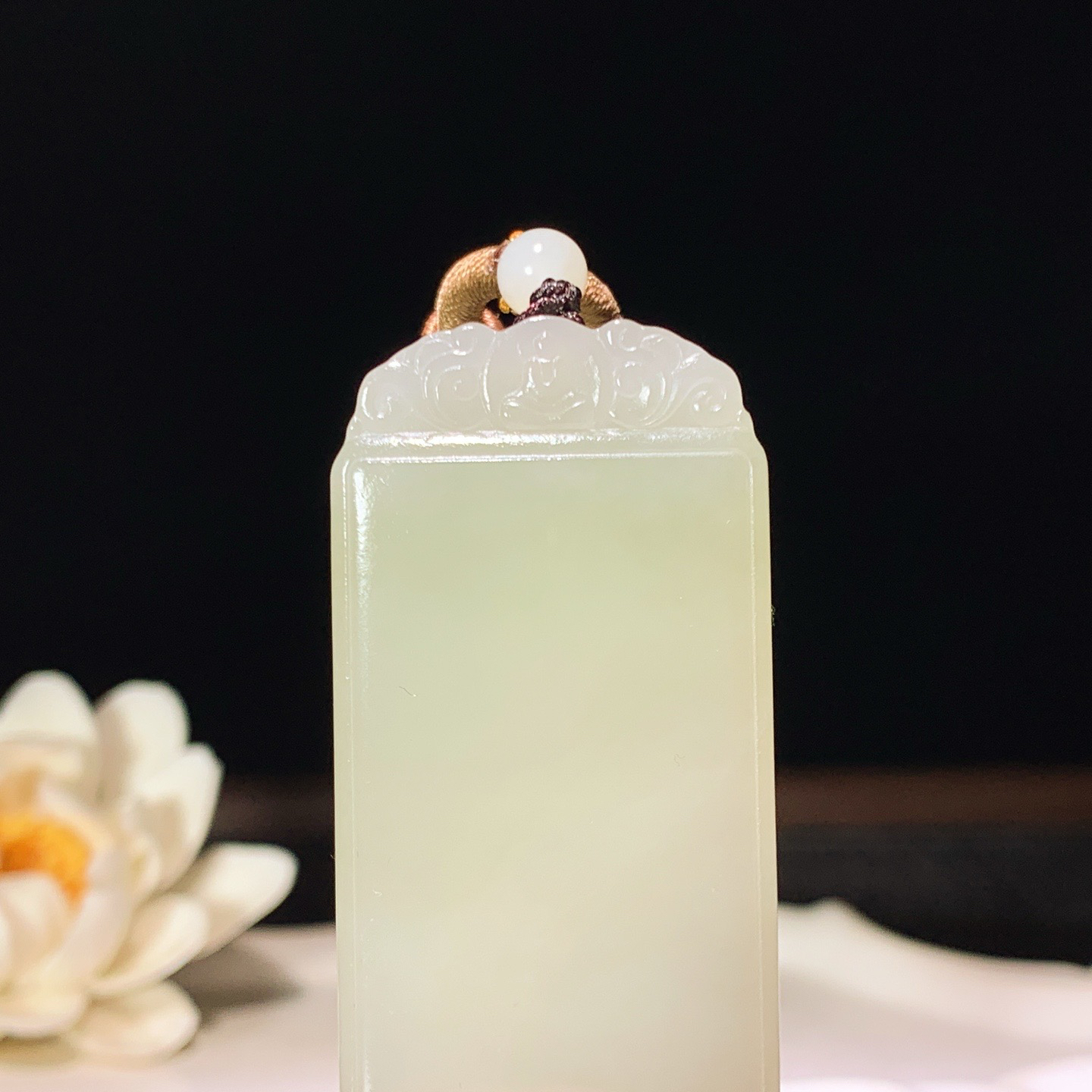 和田玉青海翠翠青平安无事牌挂件 尺寸64/28/11重48克。玉质细腻油润。手推出油。佩戴高端典雅。lt260321