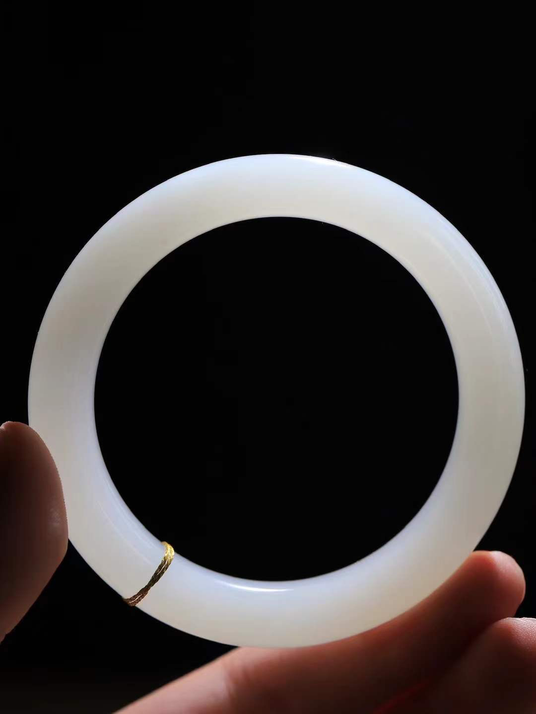 （温柔雅致.手镯）

精品️和田玉白玉手镯。镯型饱满，温润细腻，脂润沁香。️执一卷书，沏一盏茶，着一袭裙，戴一只镯。淡淡浅笺，素心若兰，静赏玉中诗画。悠悠岁月，芊手轻摘，盛满诗样芳华。重60克   尺寸57-11.8-10.2mm    FDL-66362033