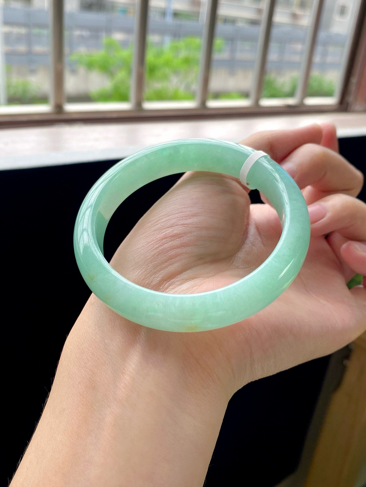 苹果绿洒金正圈
尺寸：59-12.8-8